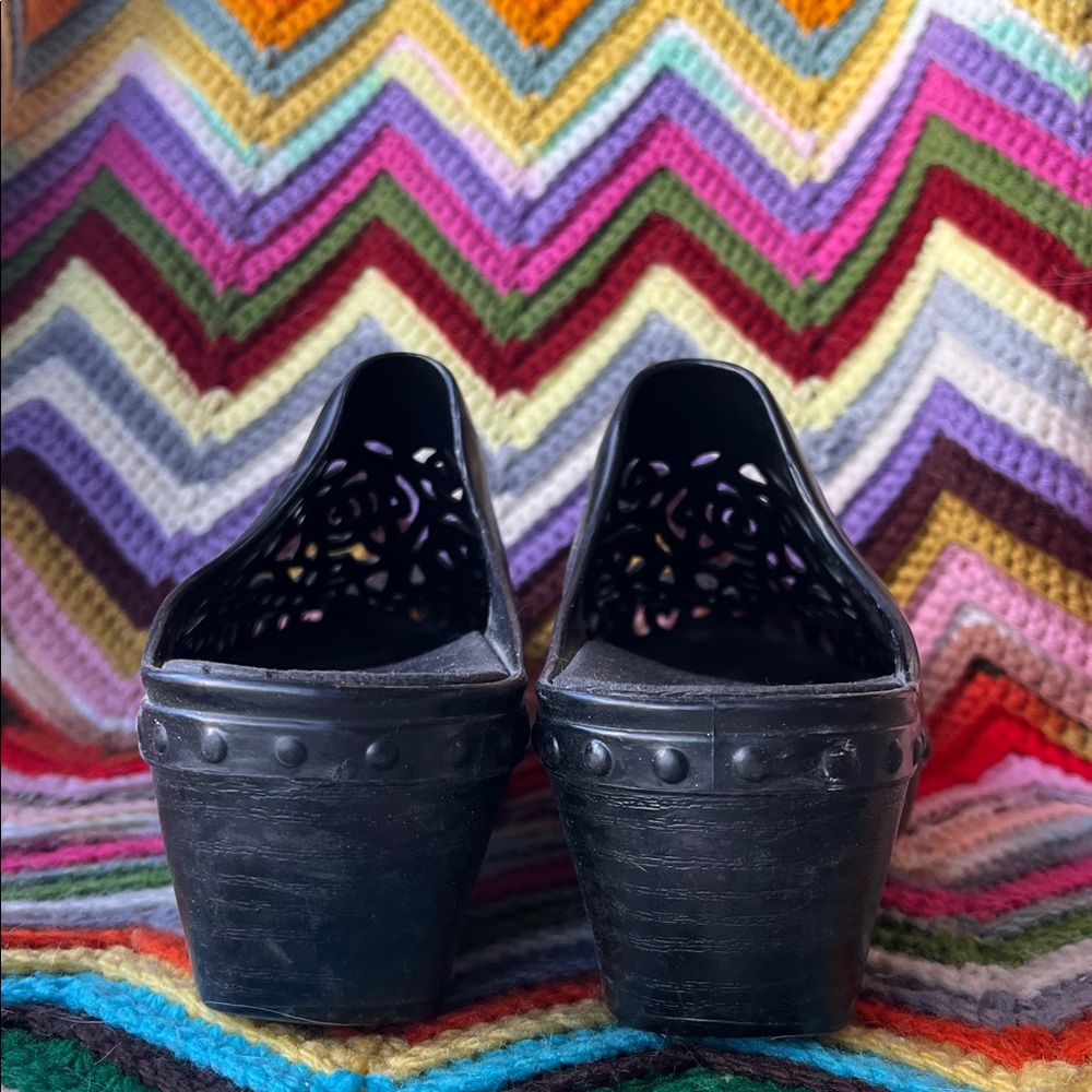 Dansko Pippa Laser Cut molded rubber clogs, mules. size 38, 7.5-8 - Picture 5 of 7